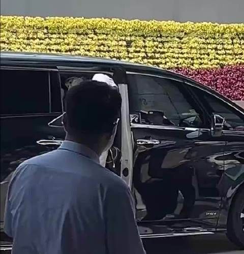 迪丽热巴现身机场摘耳机听粉丝喊口号支持新电影