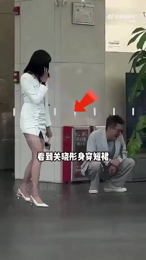 “为何关晓彤总是被短裙硬控？看被限制行动力的秦岚，才知背后无奈…”