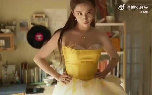 “玫瑰的故事：玫瑰正试穿礼服，方协文来找，一开门被美艳得直迷糊 ”