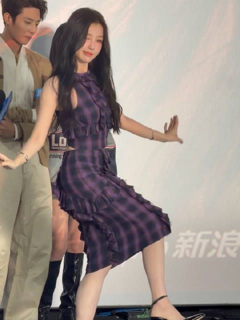 虞书欣穿紫色好有韵味，今日剧宣look也太美了