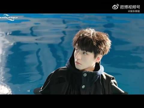 王俊凯重庆演唱会门票秒售馨，光脚海报引热议