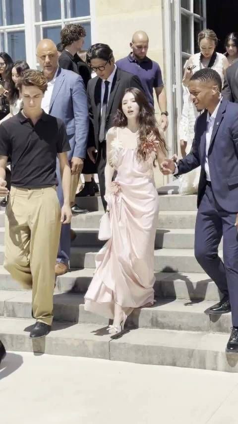 韩素希 抵达Dior高定大秀现场,粉裙好美仙