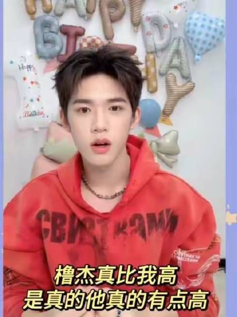小官透露小杰身高略胜一筹，还主动邀他同练