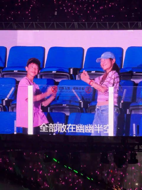 应采儿和Jasper去看陈小春演唱会了！