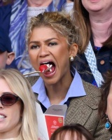 Zendaya 一口秒了小草莓，成为史上收入最高的黑人女演员