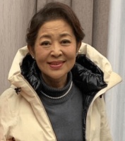 67岁倪萍身家过亿画作卖百万，儿子1米97不结婚成她最大心病