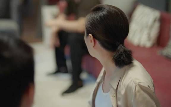 二胎家庭孩子情绪崩溃求父母选择，不被偏爱心碎瞬间