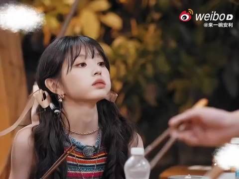 田曦薇黄明昊美食互动引关注
