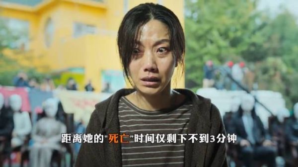 女人惊恐的瘫坐在椅子上 ，整个死亡过程将会进行直播