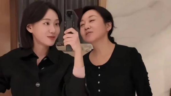 闫妮女儿出席公开活动，28岁邹元清身材优越，长相随妈妈自带微醺感！