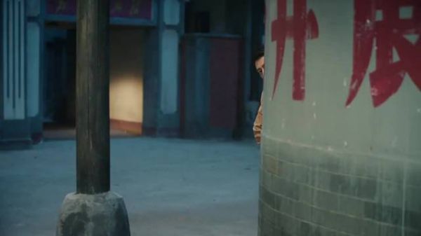 妹妹和男友约会，谁料二哥蹦出来，后边那条街没有路灯