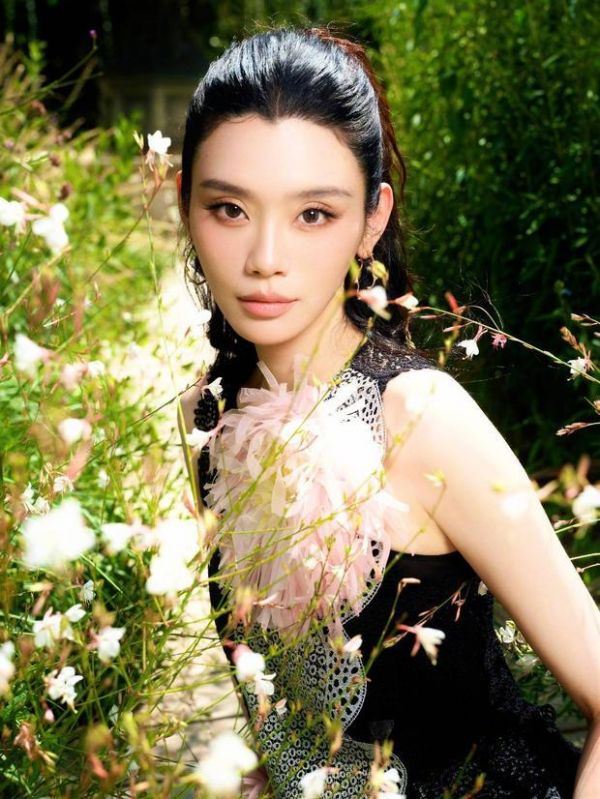 搜狐娱乐讯 近日，奚梦瑶在自己的社交平台上晒出一组参加活动的美照，她身穿黑灰色无袖长裙缀柔粉立体花饰，柔媚与清冷相融，复古贵气感十足。