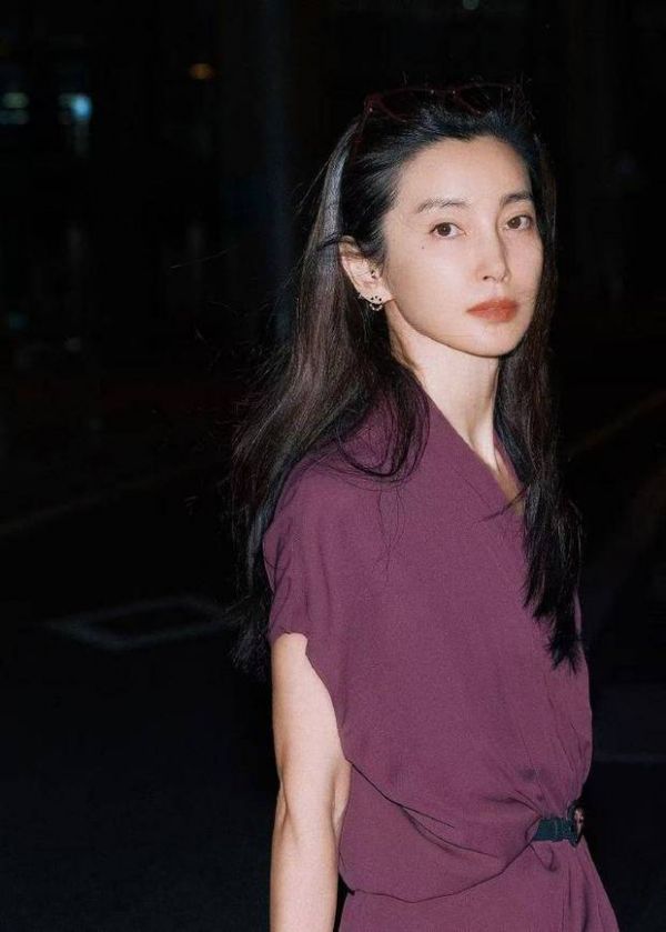 搜狐娱乐讯 近日，李冰冰一组出行随拍曝光，她身穿紫红色收腰连衣裙，妆容清淡，松弛舒展，简约造型衬出沉稳大气的好状态。