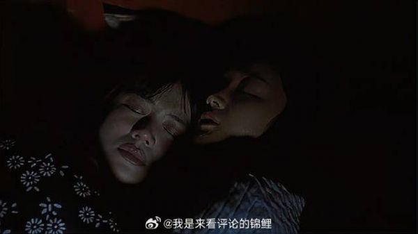姑娘失恋太痛苦，闺蜜心日夜陪伴，还得是姐妹情啊