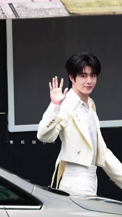 田嘉瑞全白西装亮相《天赐的声音》，粉丝惊呼白马王子