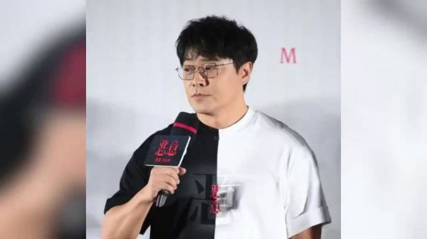 陈思诚带小21岁女友出游-阮巨又瘦又白-靠在他怀里嘟嘴卖萌