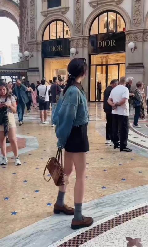 网友在米兰偶遇素颜的关晓彤，她是怎么做到私服永远比活动的造型好看的