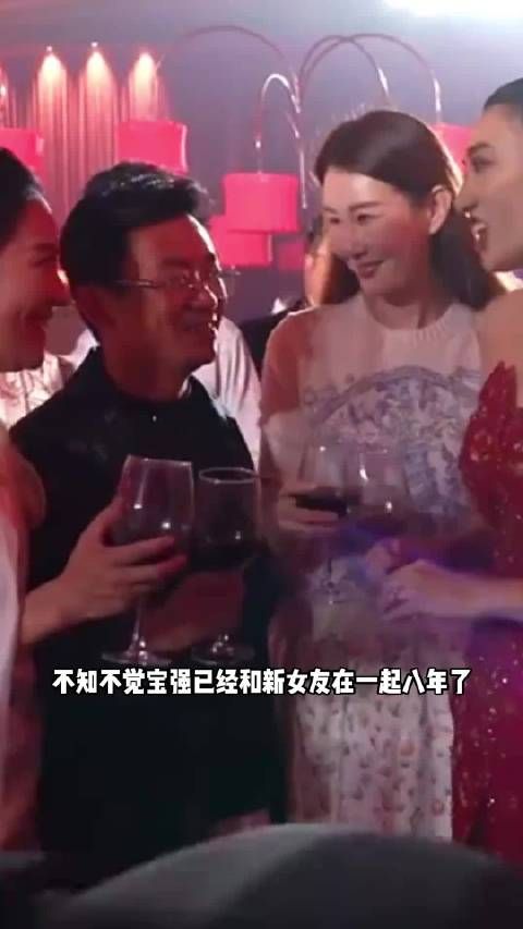王宝强冯清相恋八年未领证，携女友出席婚礼