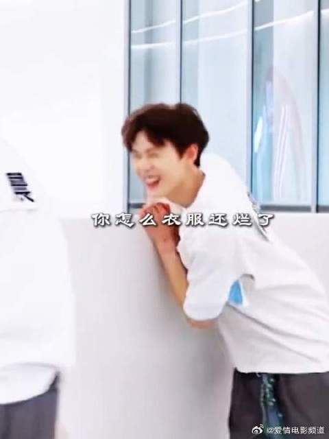 可爱小林展示衣服被撕烂了，怎么衣服烂了都这么开心呀宝宝