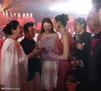 王宝强携女友冯清现身婚礼，大方与众人寒暄，交往8年不领证
