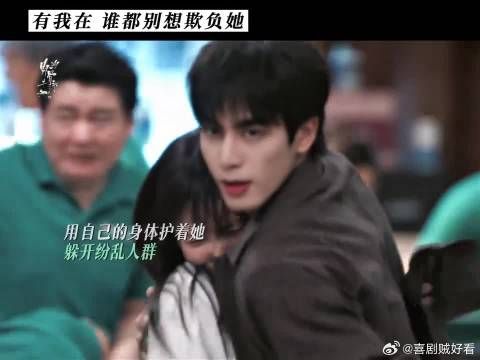 我们的手紧紧相握，我们紧紧相依