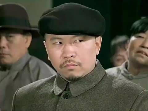 小战士为了救团长牺牲了