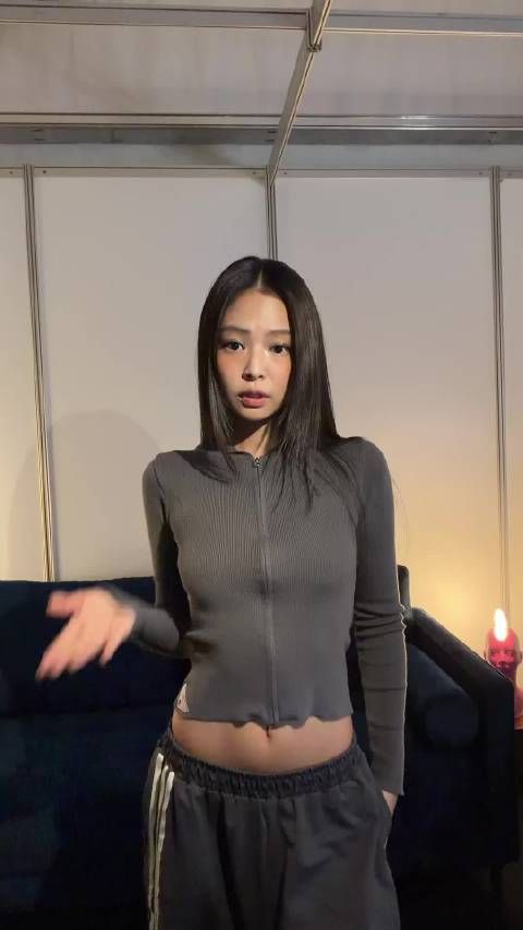 Jennie发布Tiktok变装视频