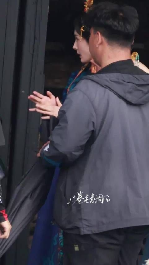 杨幂工作间隙饮用十元咖啡引热议