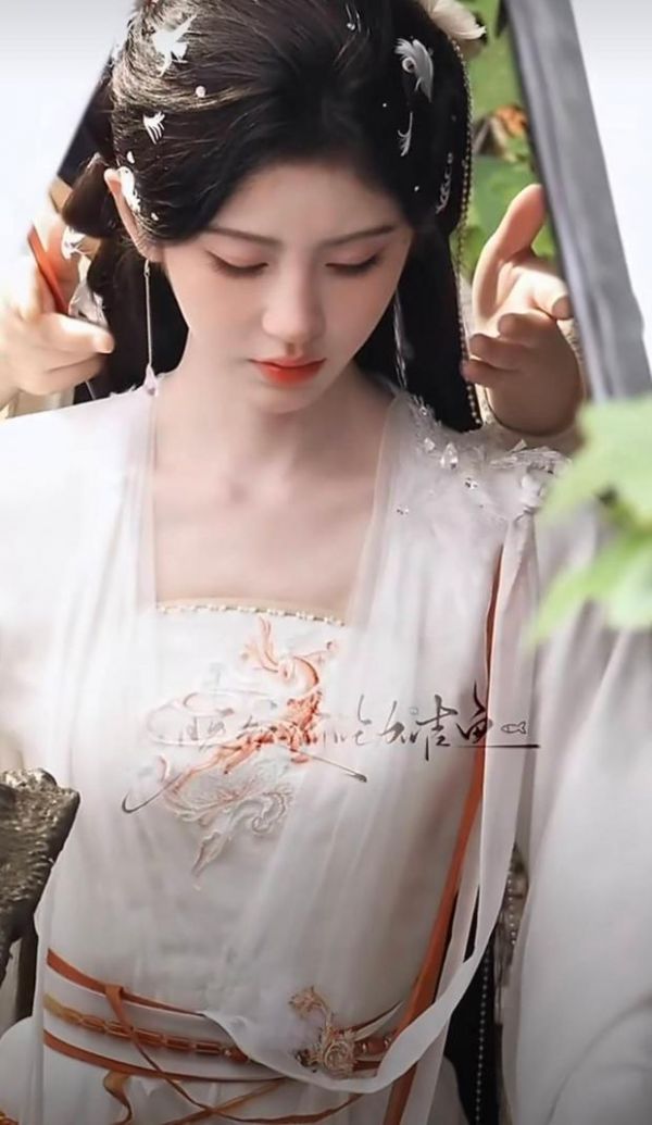 搜狐娱乐讯 近日,一组鞠婧祎新剧外景路透曝光,她身穿素白古风长裙搭配精致羽毛发饰,飘逸古装造型清灵脱俗,温柔婉约仙气十足。