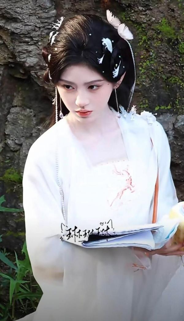 鞠婧祎灵动清丽。