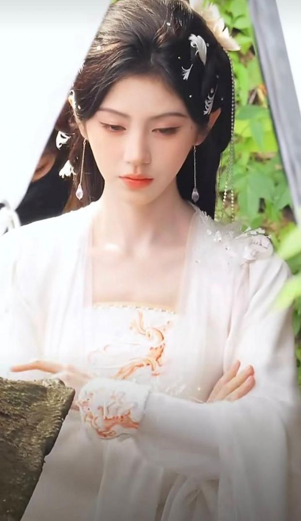 鞠婧祎柔美雅致。