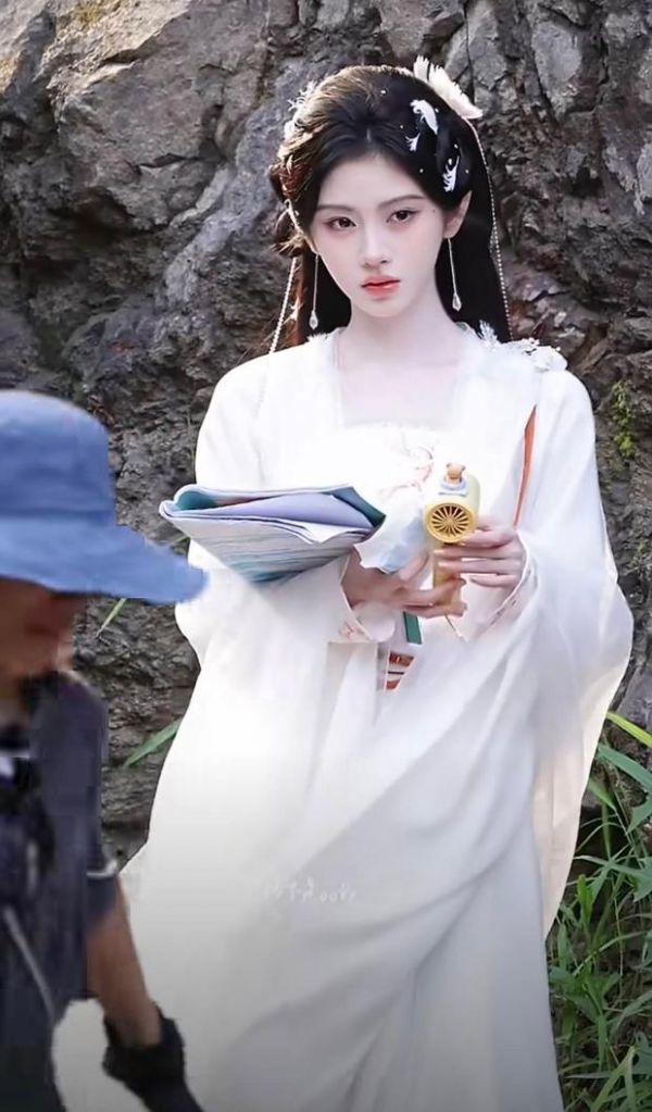 鞠婧祎认真备戏。