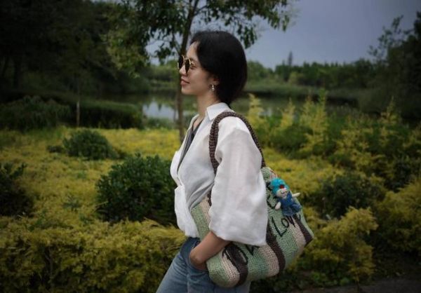 搜狐娱乐讯 近日，孙莉晒出一组自己带女儿黄多多和小儿子去云南旅游的日常随拍，姐弟俩的身高差、母女“一比一复刻式”美貌和48岁孙莉的冻龄状态引热议。