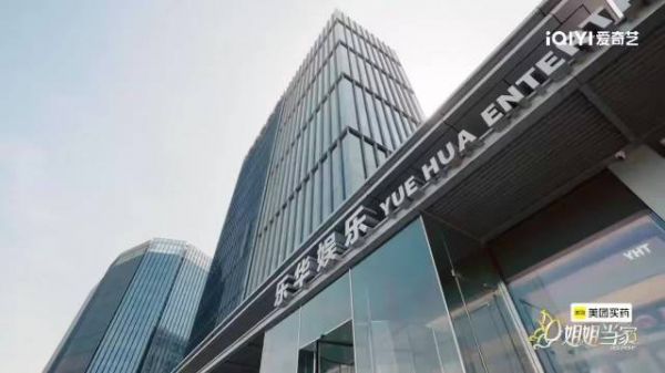 杜华自称常与AI聊天,制作AI视频显老板本色