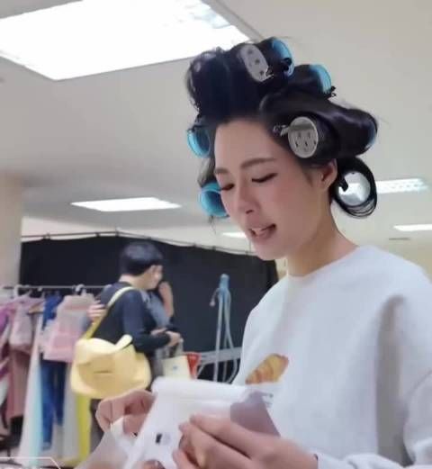 怎么会有人喜欢食物到先亲两口啊
