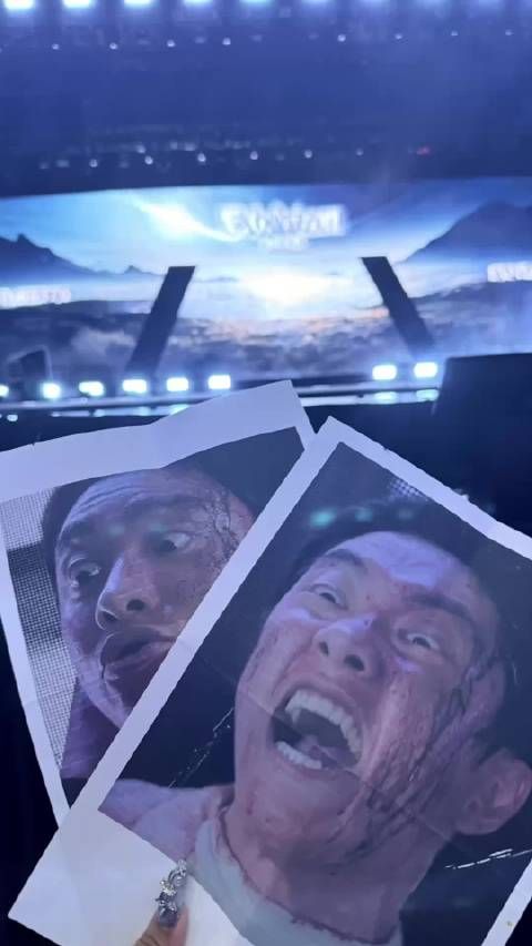 马尼拉有粉丝打印了安耀汉表情包给嘟嘟看