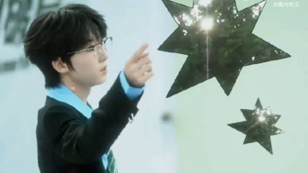 杨博文《全世界陪我出发》集训特别版MV 制服丝框眼镜跳舞太帅了