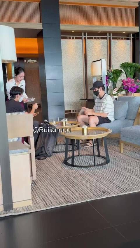 网友富国岛偶遇王安宇，老王哥又又又出去玩了，状态看起来好好，玩的开心！