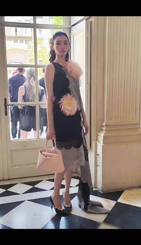 奚梦瑶带娃赶飞机素颜现身,豪门媳妇生活亲力亲为