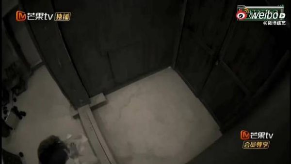 张真源密室逃脱谨慎拿物资,反差表现引关注