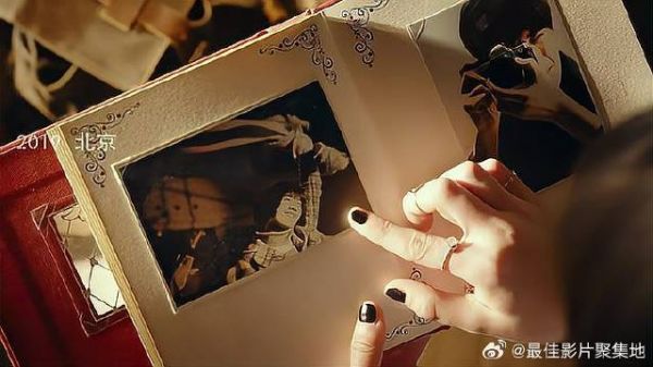姑娘翻看小伙相册,意外发现妈妈的照片,这下精彩了