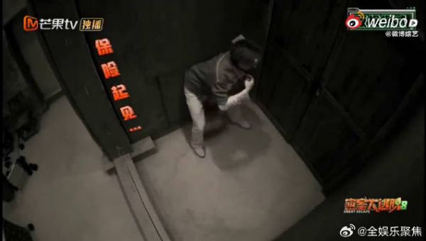 专属谨慎小习惯,密室任何异响都快速护身后,害怕却依旧靠谱照顾同伴