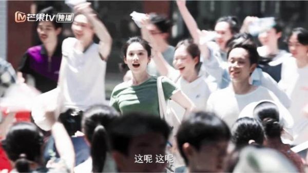 张婧仪演绎考场少女奔跑片段，青春活力获赞