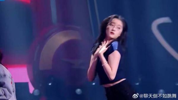 不愧北舞第一！关晓彤性感蛮腰一扭，哪个男人看了不迷糊！