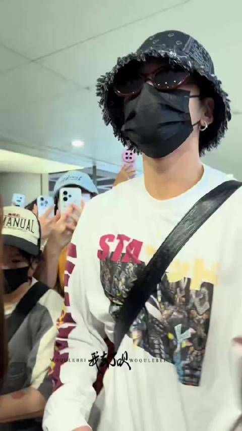 邵兵：把我都给打出来了你看～爸爸这个保镖今天也无能为力