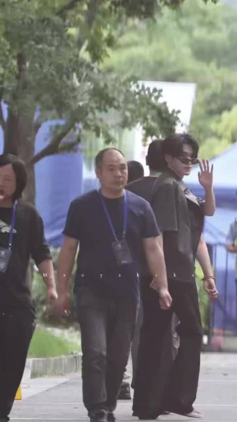 宋亚轩下班路透曝光，一步三回头宠粉