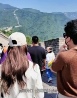 董宇辉晒与偶像周杰伦合照，陪昆凌和孩子们爬长城