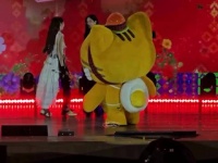 邝玲与孩子lolo亲密互动显温馨