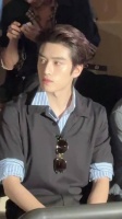 张康乐坐在那就是男神感