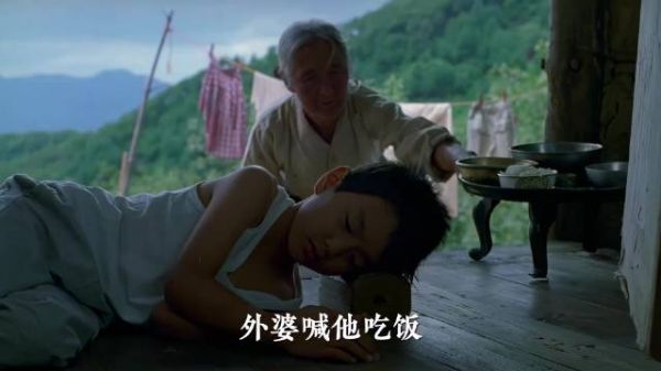 女子冒雨走山路买炸鸡遭嫌弃，外婆捡饭粒诠释无条件的爱